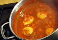 Spaghettisoße mit Eiern, hartgekocht